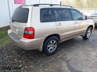 2006 Toyota Highlander w/3rd Row with VIN JTEDP21A960104281, listed as a IAAI auction lot 41809727 with 286,038 mi miles. Bid and sale history available at carsss.com. Image 4.