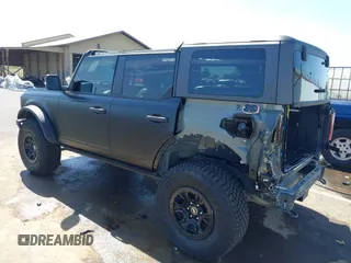 2024 Ford Bronco Badlands z VIN 1FMEE9BP8RLA95212, wystawiony jako IAAI lot #42030643 z przebiegiem 4 689 mil mil oraz . Historia ofert i sprzedaży dostępna na DreamBid. Obrazek 3.