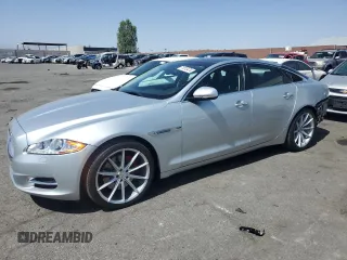 2015 Jaguar XJ с VIN SAJWJ1CD4F8V82496, выставлен на аукционе Copart как лот 71013474 с пробегом 52 744 миль миль и Списание • Salvage title. История ставок и продаж доступна на DreamBid. Изображение 1.