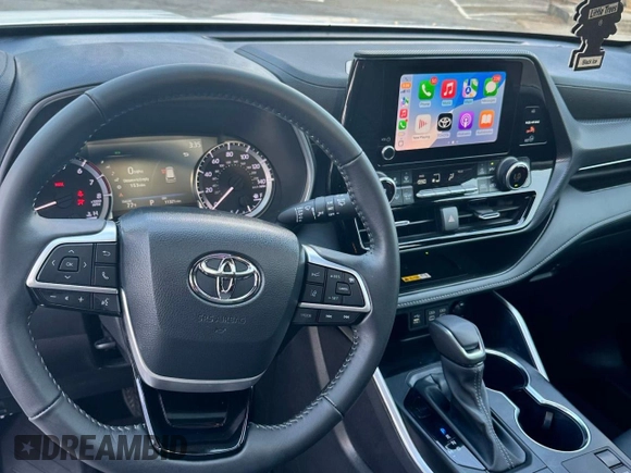 2024 Toyota Highlander LE z VIN 5TDKDRAH7RS534676, wystawiony jako Copart lot #57361405 z przebiegiem 11 321 mil mil oraz Czysty tytuł • Clean title. Historia ofert i sprzedaży dostępna na DreamBid. Obrazek 9.