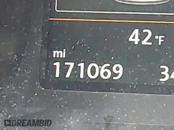 2017 Volkswagen Passat SE z VIN 1VWGT7A30HC031442, wystawiony jako IAAI lot #42008142 z przebiegiem 171 069 mil mil oraz . Historia ofert i sprzedaży dostępna na DreamBid. Obrazek 16.
