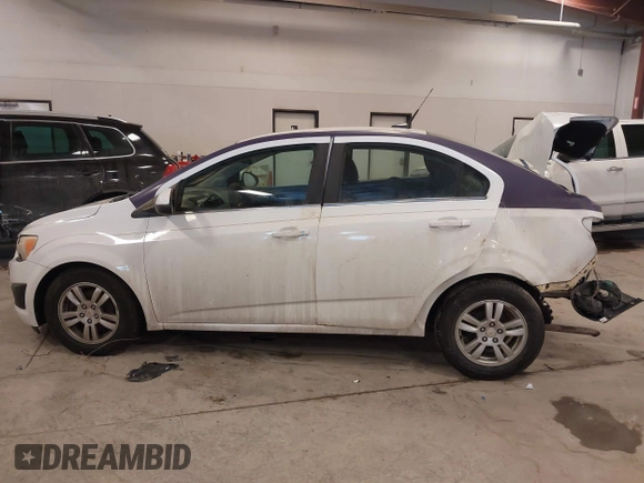 2012 Chevrolet Sonic LT z VIN 1G1JC5SH3C4105827, wystawiony jako IAAI lot #41580695 z przebiegiem 193 398 mil mil oraz . Historia ofert i sprzedaży dostępna na DreamBid. Obrazek 14.