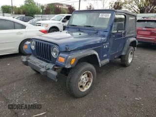 2002 Jeep Wrangler X z VIN 1J4FA39S32P767598, wystawiony jako Copart lot #55974555 z przebiegiem 177 793 mil mil oraz Czysty tytuł • Clean title. Historia ofert i sprzedaży dostępna na DreamBid. Obrazek 1.