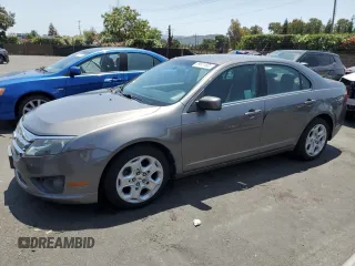 2010 Ford Fusion SE z VIN 3FAHP0HA1AR284015, wystawiony jako Copart lot #59931605 z przebiegiem 230 731 mil mil oraz Czysty tytuł • Clean title. Historia ofert i sprzedaży dostępna na DreamBid. Obrazek 1.