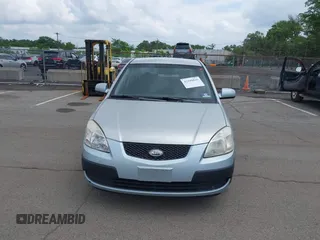 2008 Kia Rio LX z VIN KNADE123586342565, wystawiony jako IAAI lot #42399836 z przebiegiem 122 666 mil mil oraz . Historia ofert i sprzedaży dostępna na DreamBid. Obrazek 6.