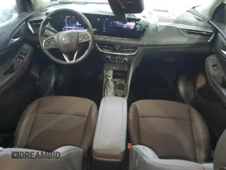 2025 Buick Encore GX Preferred z VIN KL4AMCSL7SB155776, wystawiony jako Copart lot #65182045 z przebiegiem 8 818 mil mil oraz Szkoda całkowita • Salvage title. Historia ofert i sprzedaży dostępna na DreamBid. Obrazek 8.