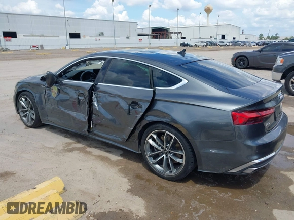 2022 Audi A5 Sportback S line Premium Plus z VIN WAUFACF5XNA009427, wystawiony jako IAAI lot #40203616 z przebiegiem 54 005 mil mil oraz . Historia ofert i sprzedaży dostępna na DreamBid. Obrazek 14.