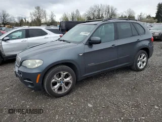2011 BMW X5 35d z VIN 5UXZW0C57BL660940, wystawiony jako Copart lot #51126645 z przebiegiem 272 546 mil mil oraz Czysty tytuł • Clean title. Historia ofert i sprzedaży dostępna na DreamBid. Obrazek 1.