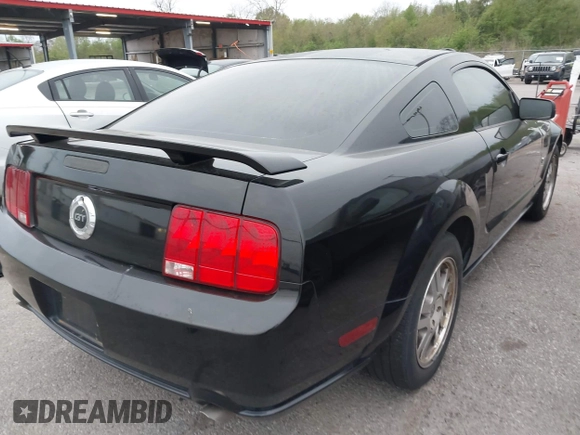 2006 Ford Mustang GT Deluxe z VIN 1ZVFT82H565101630, wystawiony jako IAAI lot #41883915 z przebiegiem 172 404 mil mil oraz . Historia ofert i sprzedaży dostępna na DreamBid. Obrazek 4.