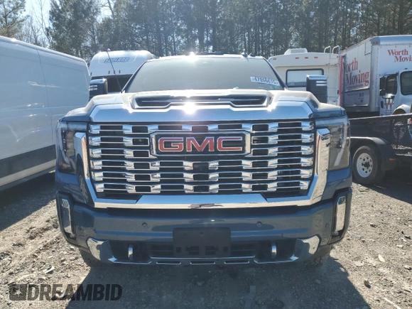 2024 GMC Sierra 2500HD Denali z VIN 1GT49REY5RF381137, wystawiony jako Copart lot #47956675 z przebiegiem 3 299 mil mil oraz Szkoda całkowita • Salvage title. Historia ofert i sprzedaży dostępna na DreamBid. Obrazek 5.