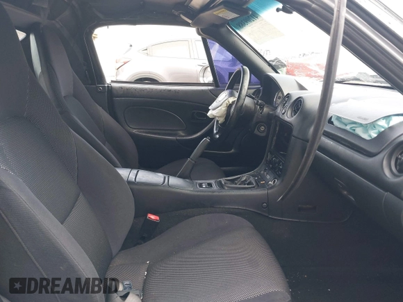 2002 Mazda MX-5 Miata Cloth z VIN JM1NB353320230803, wystawiony jako IAAI lot #41209388 z przebiegiem 84 815 mil mil oraz . Historia ofert i sprzedaży dostępna na DreamBid. Obrazek 5.
