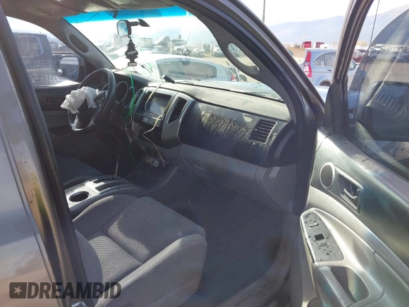 2014 Toyota Tacoma with VIN 3TMLU4EN3EM143882, listed as a IAAI auction lot 40657975 with 125,008 mi miles. Bid and sale history available at carsss.com. Image 5.