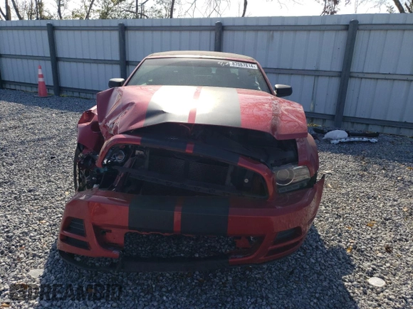2013 Ford Mustang V6 z VIN 1ZVBP8EMXD5214353, wystawiony jako Copart lot #87087814 z przebiegiem Nie podano mil oraz Szkoda całkowita • Salvage title. Historia ofert i sprzedaży dostępna na DreamBid. Obrazek 5.