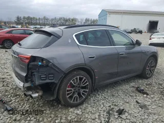 2023 Maserati Grecale GT z VIN ZN682AVA6P7429258, wystawiony jako Copart lot #47439945 z przebiegiem 7620 mil mil oraz Szkody całkowita. Historia ofert i sprzedaży dostępna na DreamBid. Obrazek 3.