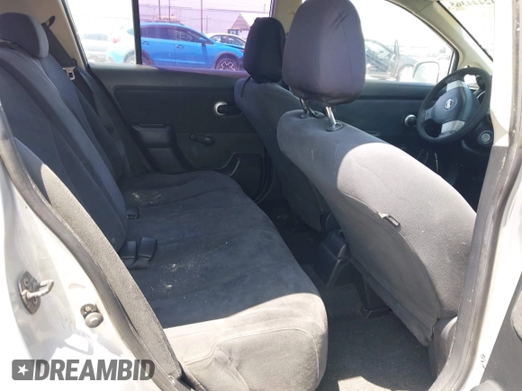 2009 Nissan Versa S z VIN 3N1BC13E19L355632, wystawiony jako IAAI lot #42444365 z przebiegiem 167 792 mil mil oraz . Historia ofert i sprzedaży dostępna na DreamBid. Obrazek 8.