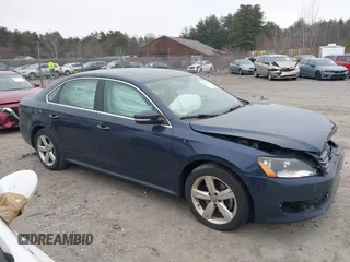2013 Volkswagen Passat SE z VIN 1VWBP7A37DC145575, wystawiony jako IAAI lot #41253095 z przebiegiem 93 702 mil mil oraz . Historia ofert i sprzedaży dostępna na DreamBid. Obrazek 13.