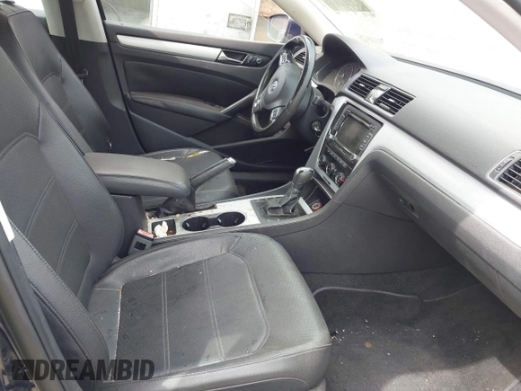 2013 Volkswagen Passat SE z VIN 1VWBP7A36DC033947, wystawiony jako IAAI lot #41943108 z przebiegiem 216 898 mil mil oraz . Historia ofert i sprzedaży dostępna na DreamBid. Obrazek 5.