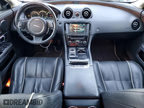 2015 Jaguar XJ Portfolio z VIN SAJWJ2GD9F8V81151, wystawiony jako Copart lot #45724765 z przebiegiem 77 392 mil mil oraz Szkoda całkowita • Salvage title. Historia ofert i sprzedaży dostępna na DreamBid. Obrazek 8.