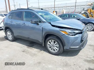 2025 Toyota Corolla Cross LE z VIN 7MUCAAAG8SV134062, wystawiony jako IAAI lot #42356734 z przebiegiem 1 080 mil mil oraz . Historia ofert i sprzedaży dostępna na DreamBid. Obrazek 1.