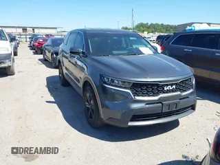 2022 Kia Sorento LX z VIN 5XYRGDLC3NG092660, wystawiony jako IAAI lot #41970970 z przebiegiem 45 293 mil mil oraz . Historia ofert i sprzedaży dostępna na DreamBid. Obrazek 1.
