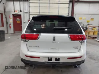 2013 Lincoln MKX z VIN 2LMDJ8JKXDBL29516, wystawiony jako IAAI lot #42108308 z przebiegiem 102 900 mil mil oraz . Historia ofert i sprzedaży dostępna na DreamBid. Obrazek 16.