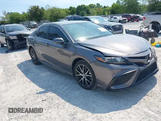 2023 Toyota Camry SE z VIN 4T1G11BKXPU077134, wystawiony jako IAAI lot #42048984 z przebiegiem 48 637 mil mil oraz . Historia ofert i sprzedaży dostępna na DreamBid. Obrazek 1.