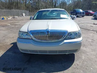 2005 Lincoln Town Car Signature Limited with VIN 1LNHM82W65Y608259, listed as a IAAI auction lot 41761582 with 105,036 mi miles. Bid and sale history available at carsss.com. Image 6.