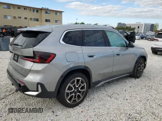 2024 BMW X1 xDrive28i z VIN WBX73EF05R5Z49203, wystawiony jako Copart lot #52685125 z przebiegiem Nie podano mil oraz Nie do naprawy • Non repairable. Historia ofert i sprzedaży dostępna na DreamBid. Obrazek 3.