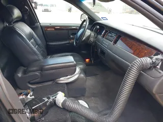 2000 Lincoln Town Car Executive with VIN 1L1FM81W7YY853277, listed as a IAAI auction lot 42533017 with 182,410 mi miles and . Bid and sale history available at DreamBid. Image 5.