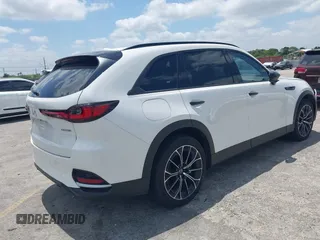 2025 Mazda CX-70 Premium Plus z VIN JM3KJEHA6S1103427, wystawiony jako IAAI lot #42108563 z przebiegiem 3741 mil mil oraz . Historia ofert i sprzedaży dostępna na DreamBid. Obrazek 4.