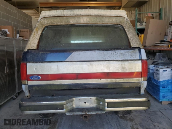 1990 Ford Bronco Custom z VIN 1FMEU15H7LLB32721, wystawiony jako Copart lot #84829284 z przebiegiem 171 424 mil mil oraz Czysty tytuł • Clean title. Historia ofert i sprzedaży dostępna na DreamBid. Obrazek 6.