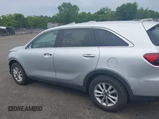 2020 Kia Sorento LX z VIN 5XYPG4A33LG680825, wystawiony jako IAAI lot #42357206 z przebiegiem 88 359 mil mil oraz . Historia ofert i sprzedaży dostępna na DreamBid. Obrazek 14.