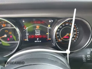 2023 Jeep Wrangler Willys z VIN 1C4HJXDG9PW545749, wystawiony jako IAAI lot #42307373 z przebiegiem 44 176 mil mil oraz . Historia ofert i sprzedaży dostępna na DreamBid. Obrazek 7.