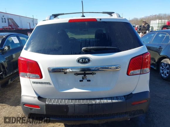 2013 Kia Sorento LX z VIN 5XYKT3A67DG348527, wystawiony jako IAAI lot #41877162 z przebiegiem 348 914 mil mil oraz . Historia ofert i sprzedaży dostępna na DreamBid. Obrazek 16.