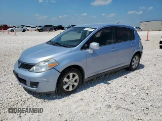 2009 Nissan Versa SL z VIN 3N1BC13E79L392801, wystawiony jako Copart lot #57576575 z przebiegiem 153 934 mil mil oraz Szkoda całkowita • Salvage title. Historia ofert i sprzedaży dostępna na DreamBid. Obrazek 1.