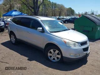 2012 Chevrolet Traverse 1LT z VIN 1GNKVGED7CJ163748, wystawiony jako IAAI lot #42133317 z przebiegiem 172 596 mil mil oraz . Historia ofert i sprzedaży dostępna na DreamBid. Obrazek 1.