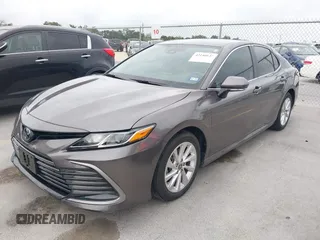 2023 Toyota Camry LE z VIN 4T1R11AK1PU169839, wystawiony jako IAAI lot #42140135 z przebiegiem 10 808 mil mil oraz . Historia ofert i sprzedaży dostępna na DreamBid. Obrazek 2.