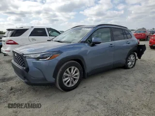 2023 Toyota Corolla Cross LE z VIN 7MUBAAAG6PV039602, wystawiony jako Copart lot #53419475 z przebiegiem 34 033 mil mil oraz Szkody całkowita. Historia ofert i sprzedaży dostępna na DreamBid. Obrazek 1.