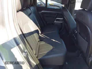 2022 Land Rover Defender S z VIN SALEJ7RX4N2097686, wystawiony jako IAAI lot #40668510 z przebiegiem 55 966 mil mil oraz . Historia ofert i sprzedaży dostępna na DreamBid. Obrazek 8.