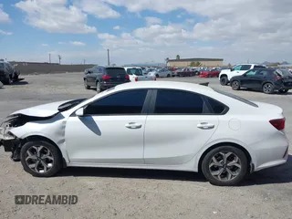 2021 Kia Forte LXS z VIN 3KPF24ADXME348303, wystawiony jako IAAI lot #42082884 z przebiegiem 102 754 mil mil oraz . Historia ofert i sprzedaży dostępna na DreamBid. Obrazek 14.