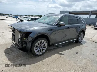 2024 Mazda CX-90 Premium z VIN JM3KKDHD7R1116988, wystawiony jako Copart lot #53665965 z przebiegiem 13 626 mil mil oraz Nie do naprawy. Historia ofert i sprzedaży dostępna na DreamBid. Obrazek 1.