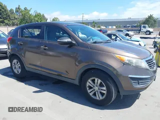 2011 Kia Sportage LX z VIN KNDPB3A25B7099564, wystawiony jako IAAI lot #42328113 z przebiegiem 173 372 mil mil oraz . Historia ofert i sprzedaży dostępna na DreamBid. Obrazek 1.