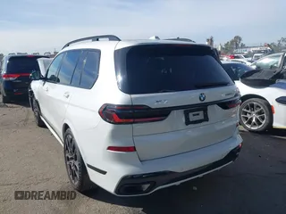 2024 BMW X7 xDrive40i z VIN 5UX23EM08R9U61655, wystawiony jako IAAI lot #41657934 z przebiegiem 12 810 mil mil oraz . Historia ofert i sprzedaży dostępna na DreamBid. Obrazek 3.