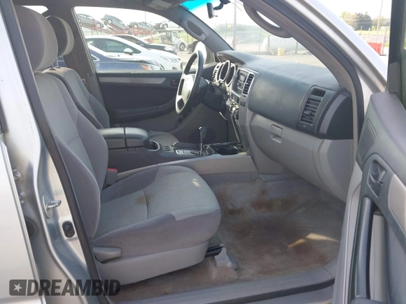 2004 Toyota 4Runner SR5 z VIN JTEBU14R340026881, wystawiony jako IAAI lot #42110486 z przebiegiem 250 514 mil mil oraz . Historia ofert i sprzedaży dostępna na DreamBid. Obrazek 5.