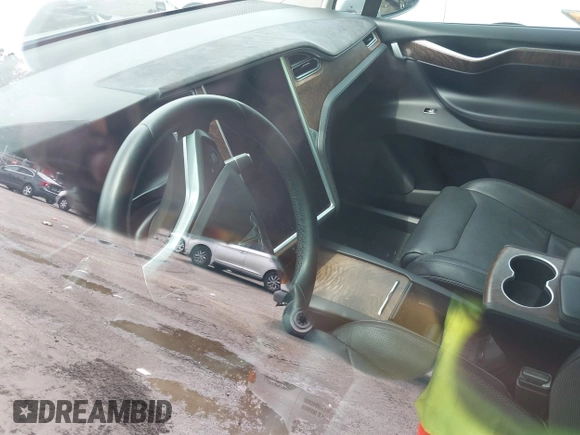 2016 Tesla Model X 70D z VIN 5YJXCAE25GF022898, wystawiony jako IAAI lot #39945988 z przebiegiem Nie podano mil oraz . Historia ofert i sprzedaży dostępna na DreamBid. Obrazek 17.