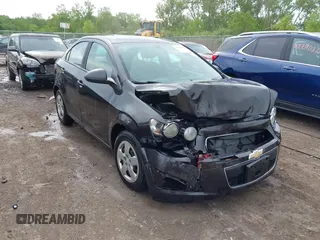 2014 Chevrolet Sonic LS z VIN 1G1JA5SH6E4223010, wystawiony jako IAAI lot #42280582 z przebiegiem 233 633 mil mil oraz . Historia ofert i sprzedaży dostępna na DreamBid. Obrazek 1.