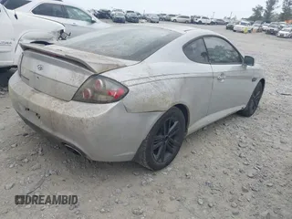 2008 Hyundai Tiburon GS z VIN KMHHM66D68U264666, wystawiony jako IAAI lot #41970123 z przebiegiem 186 448 mil mil oraz . Historia ofert i sprzedaży dostępna na DreamBid. Obrazek 4.