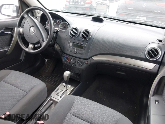 2008 Chevrolet Aveo LT z VIN KL1TG56638B063246, wystawiony jako IAAI lot #42392278 z przebiegiem 104 681 mil mil oraz . Historia ofert i sprzedaży dostępna na DreamBid. Obrazek 5.