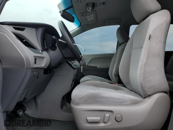 2016 Toyota Sienna LE AAS z VIN 5TDKK3DC1GS721878, wystawiony jako Copart lot #57092105 z przebiegiem 87 655 mil mil oraz Szkoda całkowita • Salvage title. Historia ofert i sprzedaży dostępna na DreamBid. Obrazek 7.