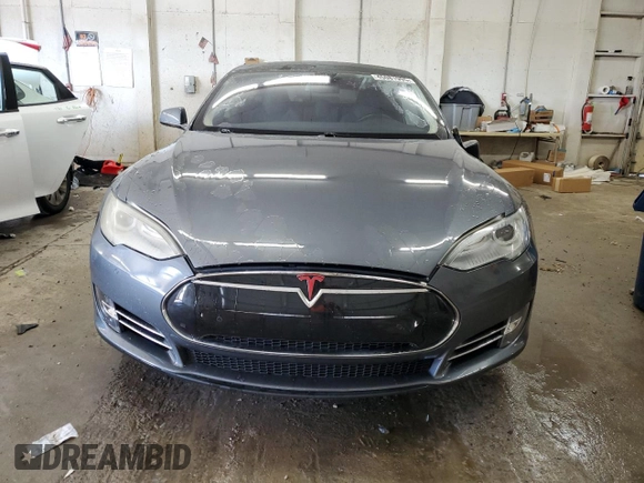 2013 Tesla Model S z VIN 5YJSA1DN0DFP26935, wystawiony jako Copart lot #45081995 z przebiegiem 120 048 mil mil oraz Szkoda całkowita • Salvage title. Historia ofert i sprzedaży dostępna na DreamBid. Obrazek 5.